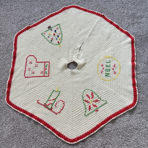 Vintage Hand Made Crocheted Christmas Tree Skirt Ivory Red 38.5x34" - Picture 1 of 10